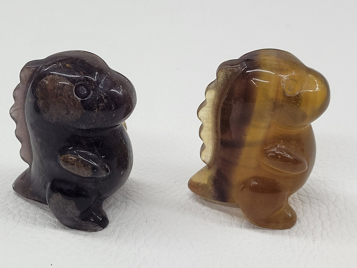 Chubby dinosaur carving - Fluorite (medium)