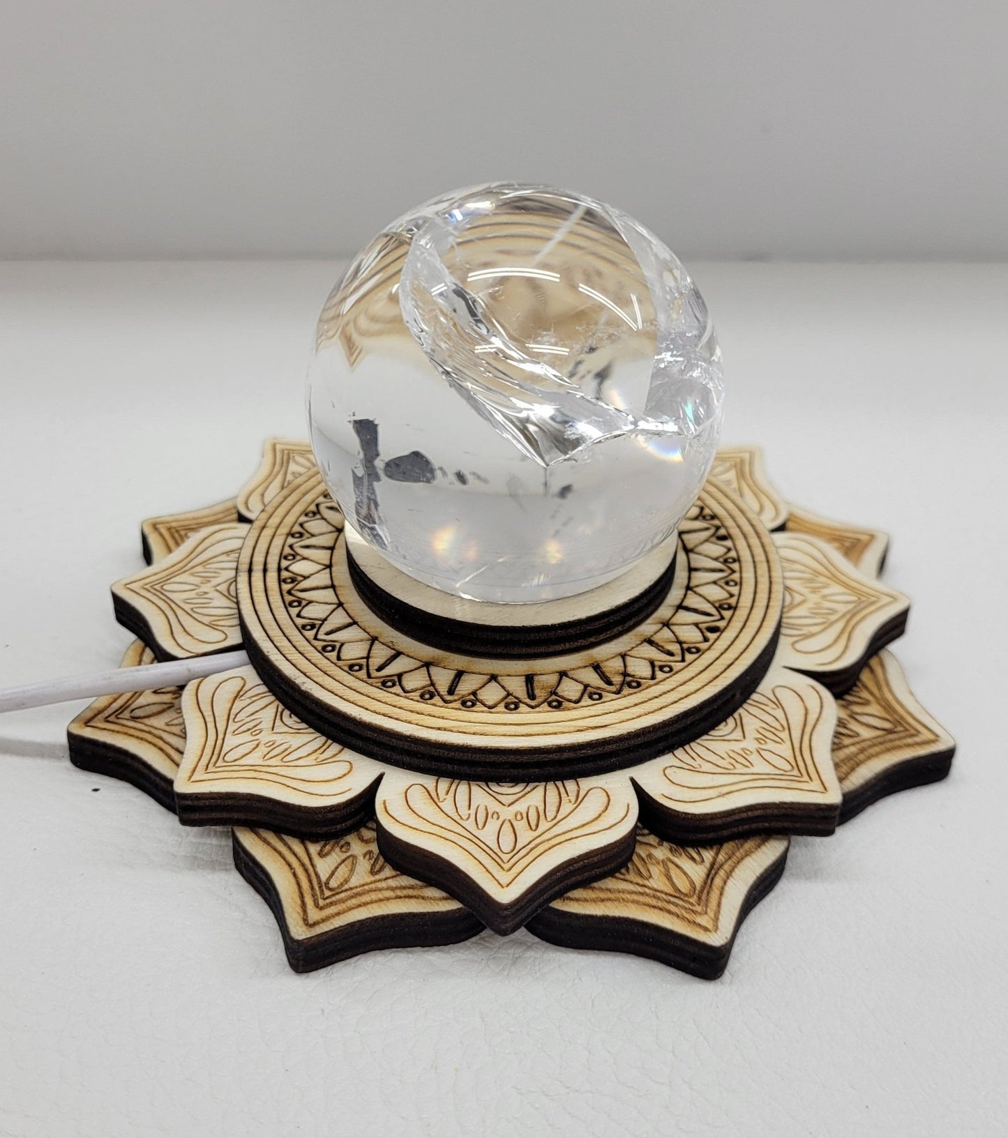 Lighted sphere stand - Wood lotus