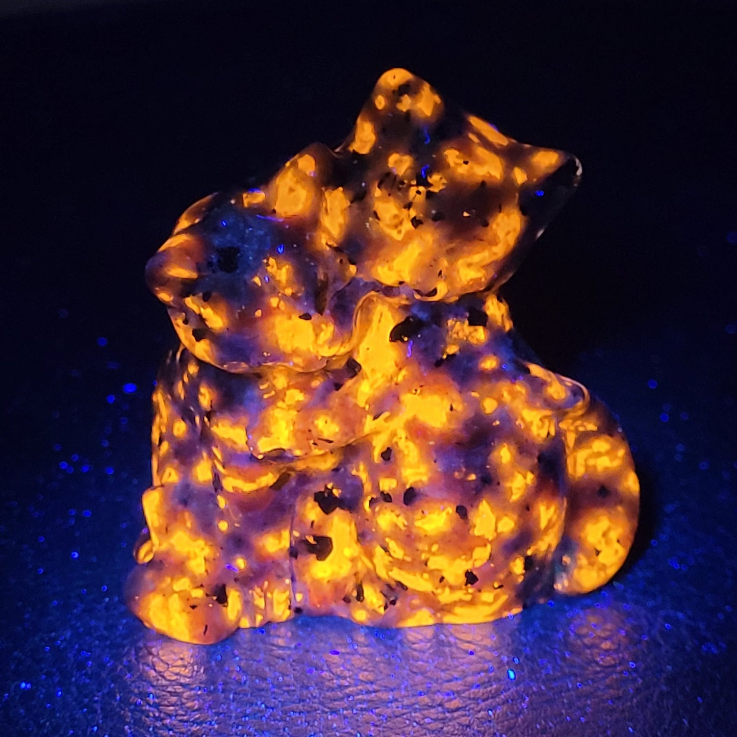 Hugging cat carvings (medium)