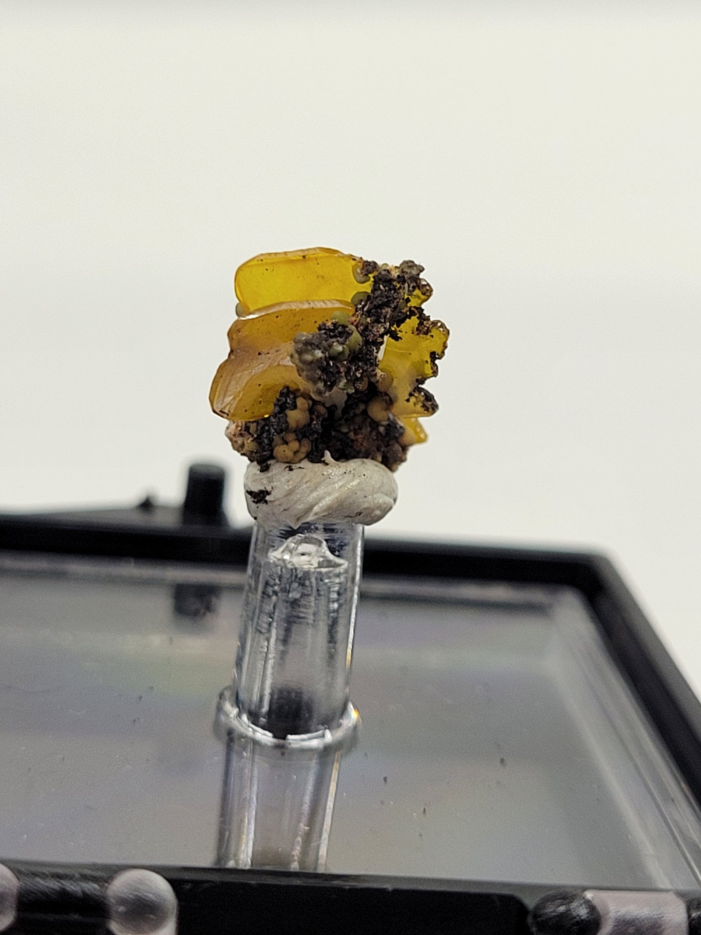 Wulfenite on Mimetite thumbnails