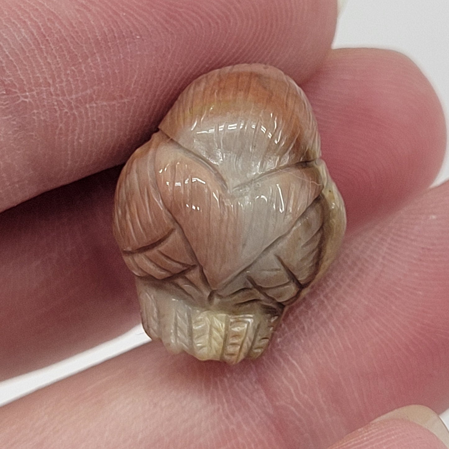 Alashan Agate mini carving - Chickadee bird