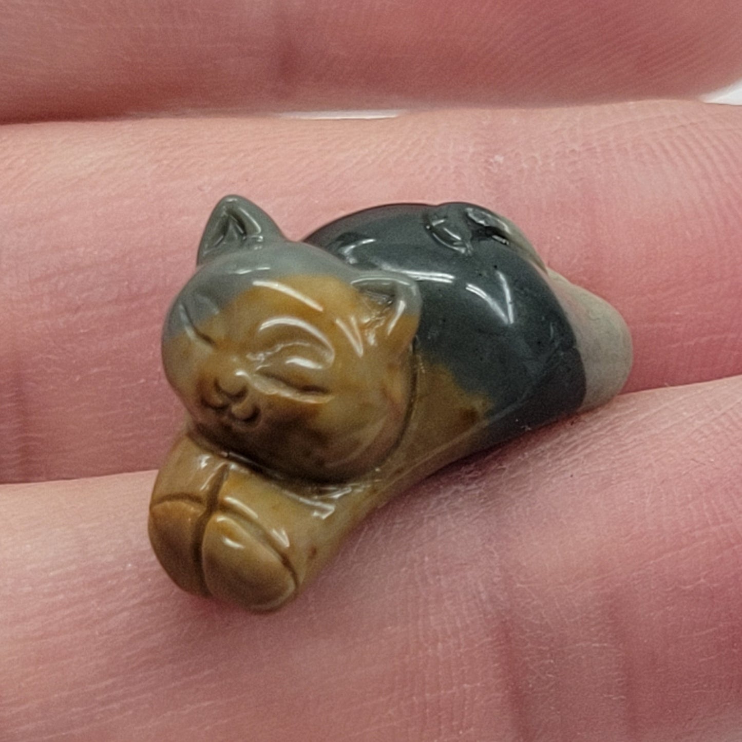Alashan Agate mini carving - Stretching cat/kitty