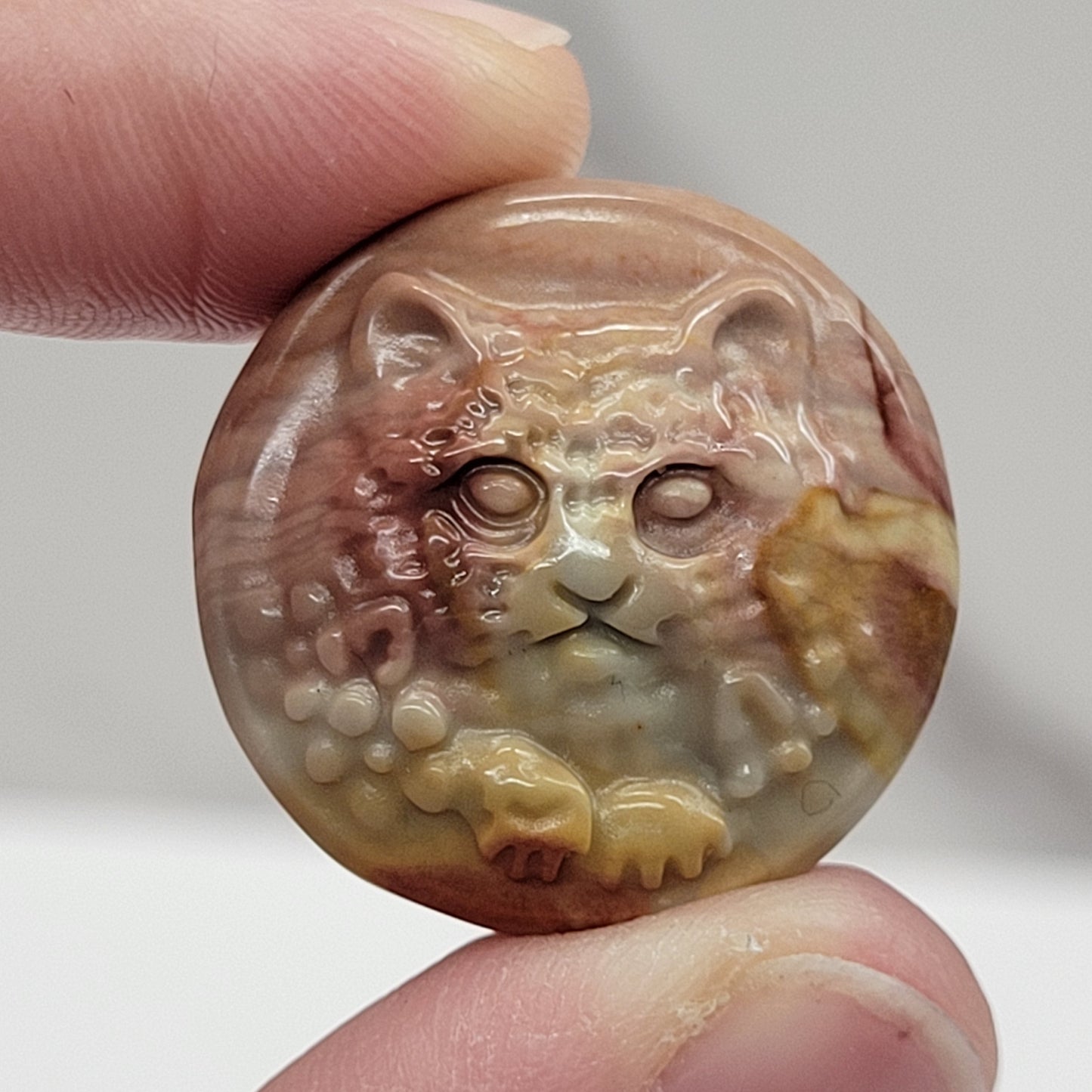 Alashan Agate mini carving - Kitty/cat round pendant