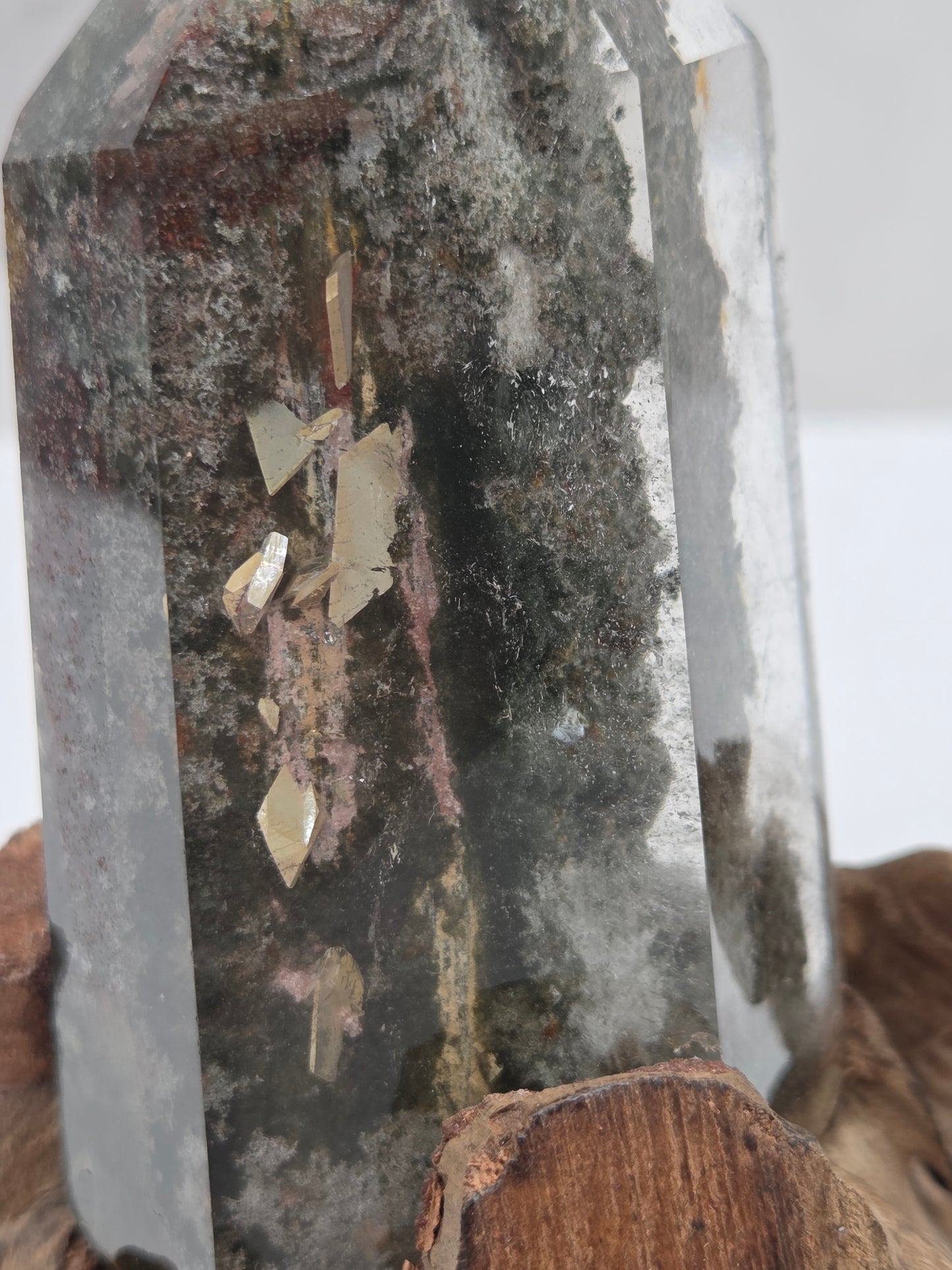 Garden Quartz statement towers on driftwood stand