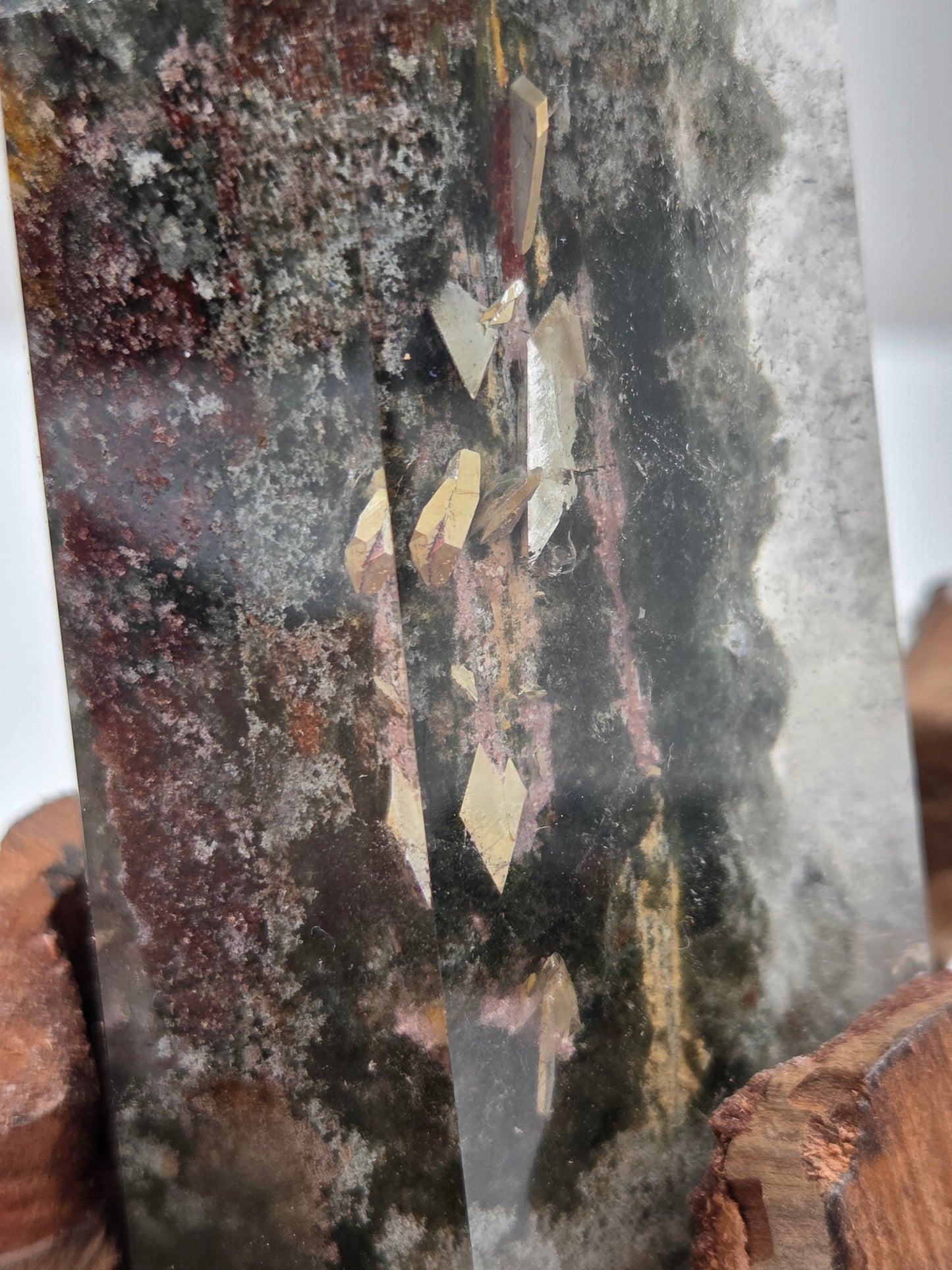 Garden Quartz statement towers on driftwood stand