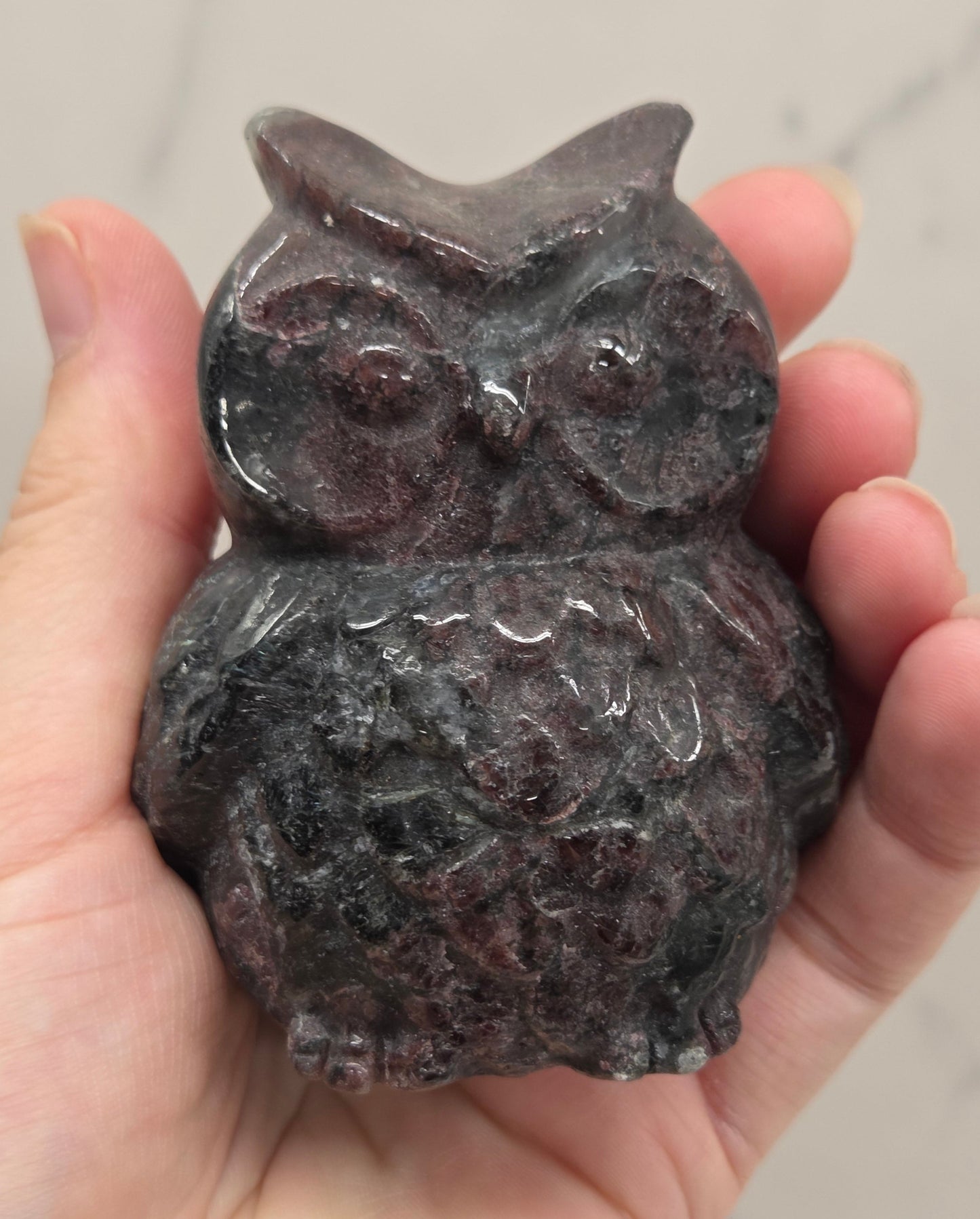 Owl carving large - Garnet