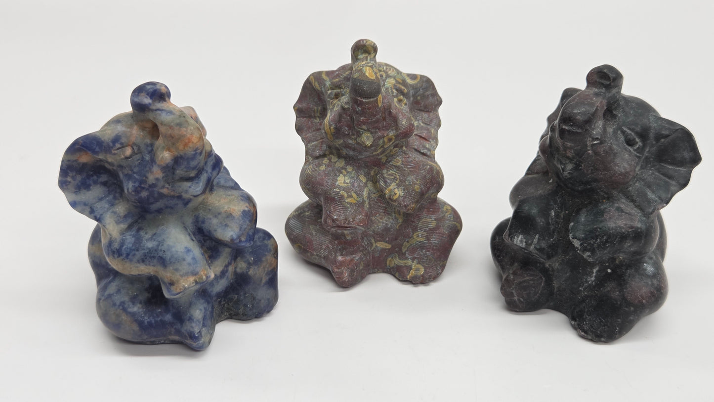 Sitting elephant (L)