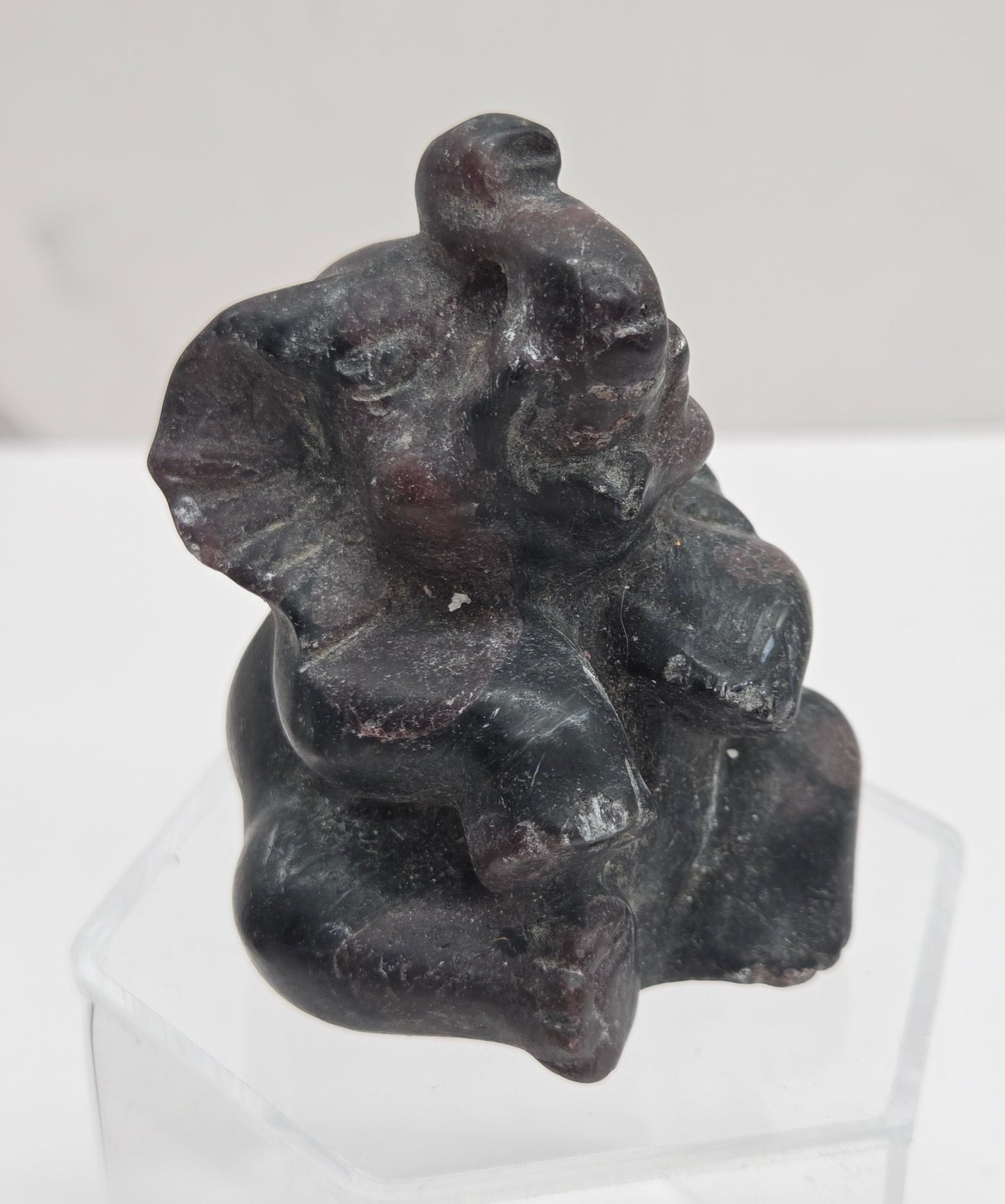 Sitting elephant (L)