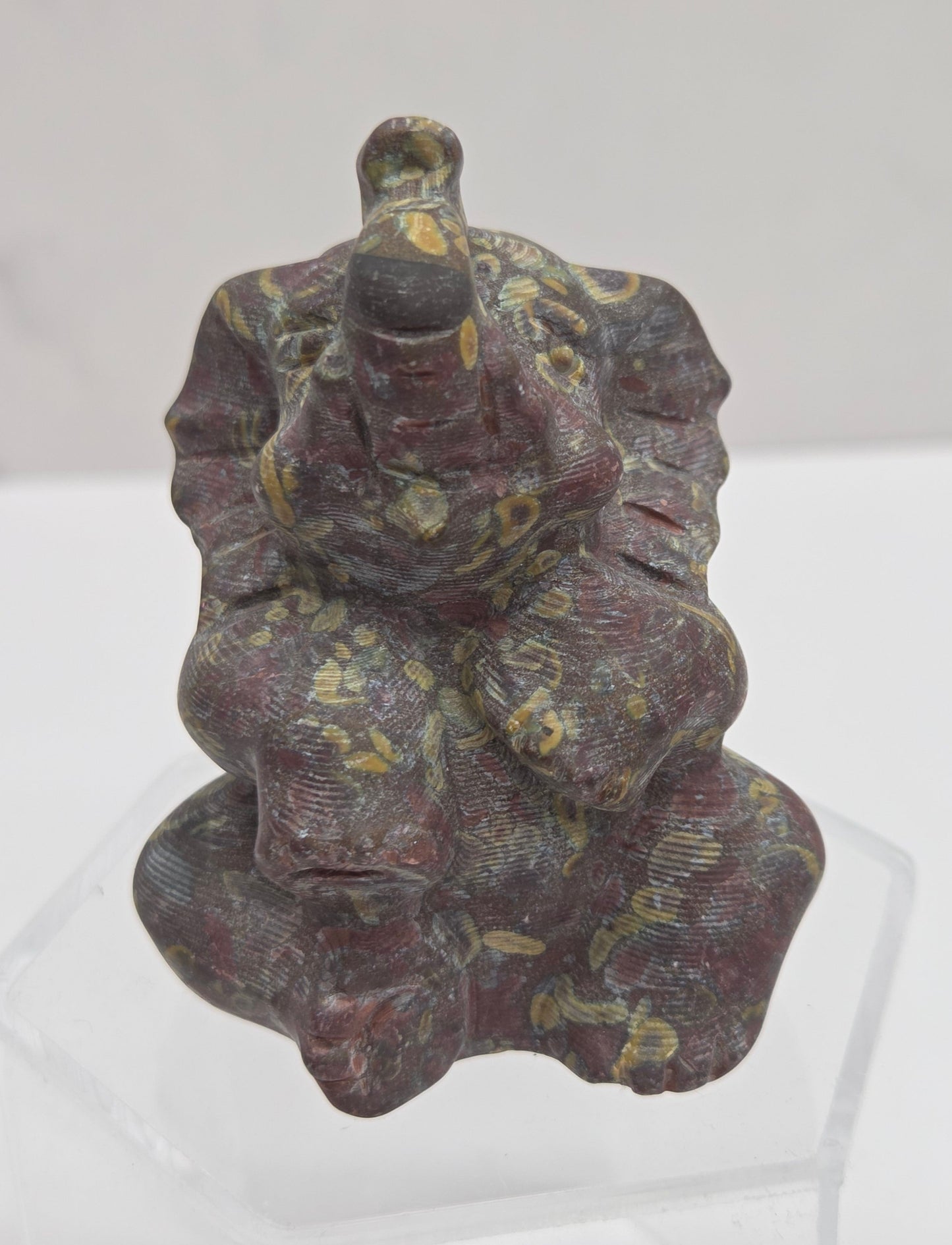 Sitting elephant (L)