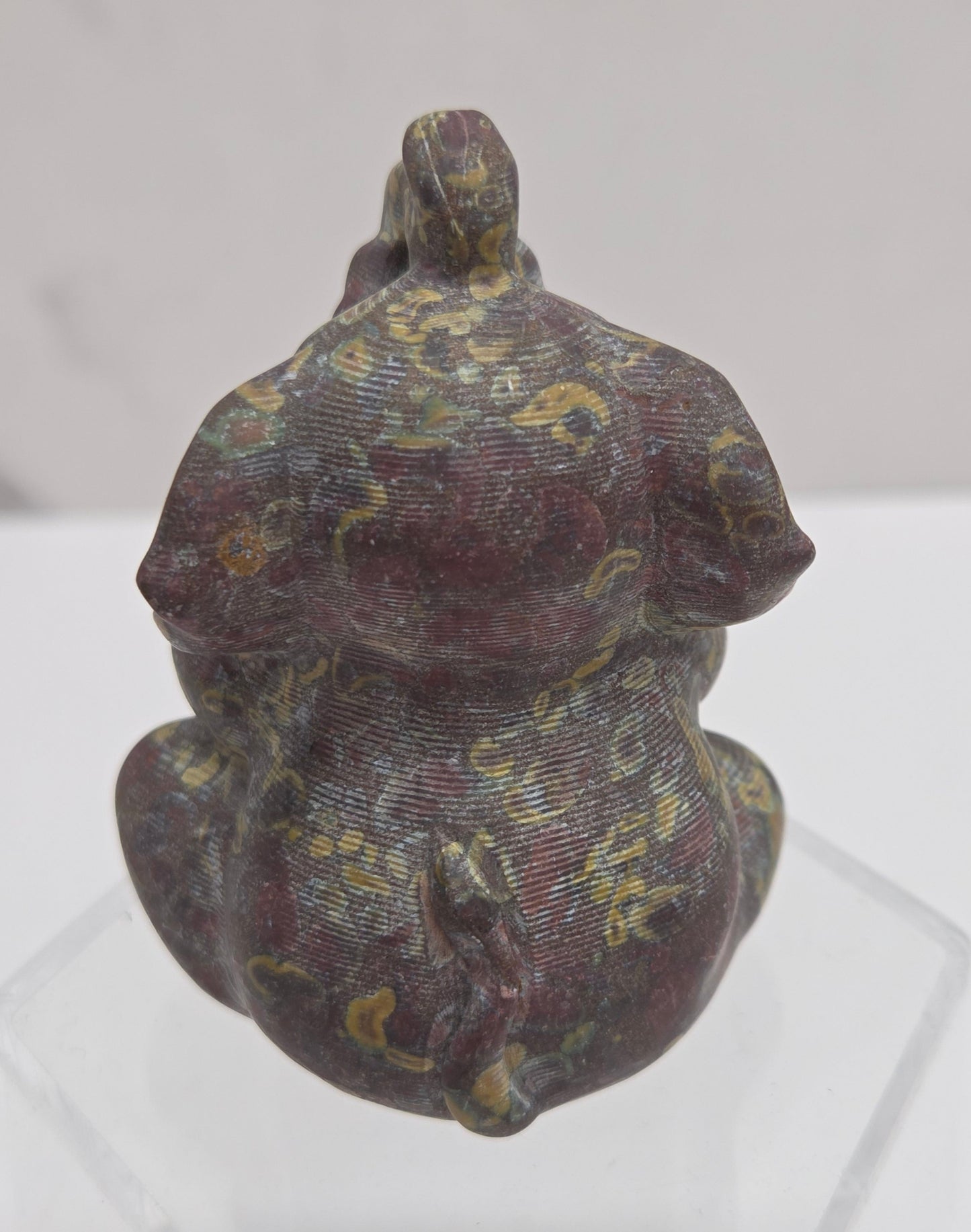 Sitting elephant (L)