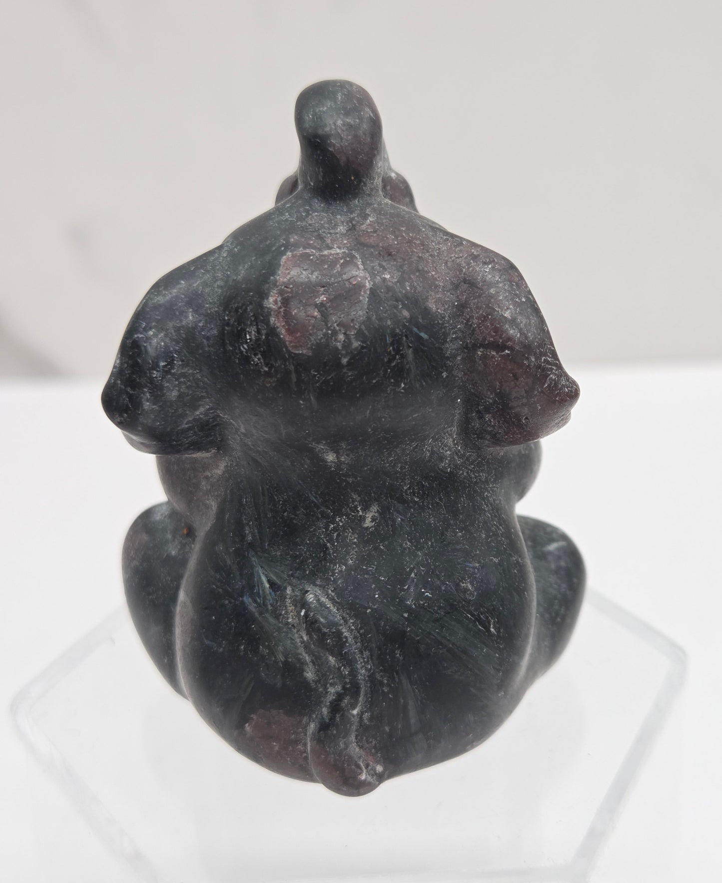 Sitting elephant (L)