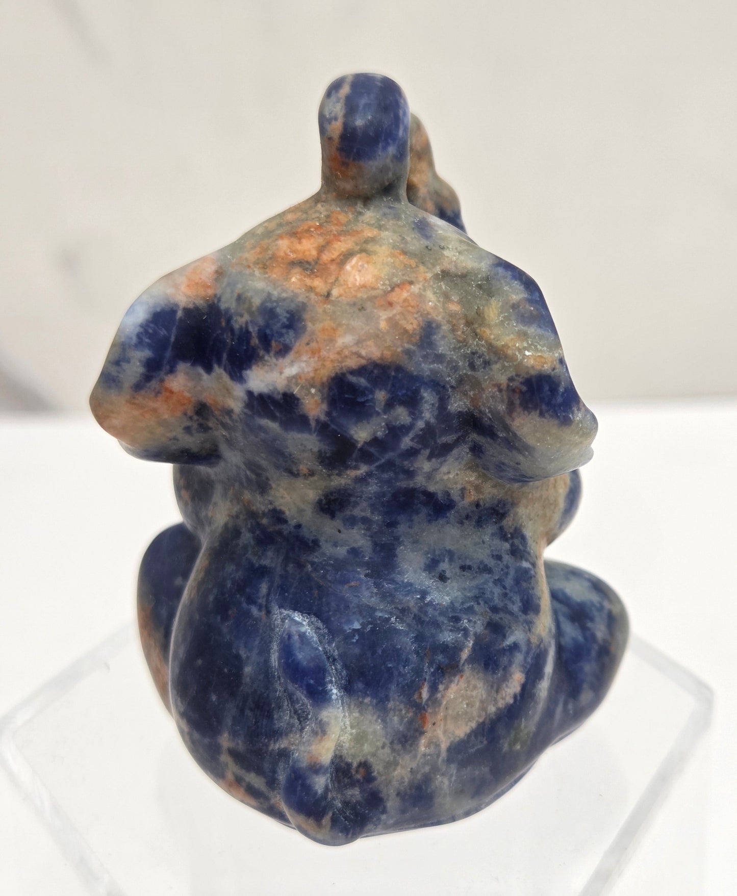 Sitting elephant (L)