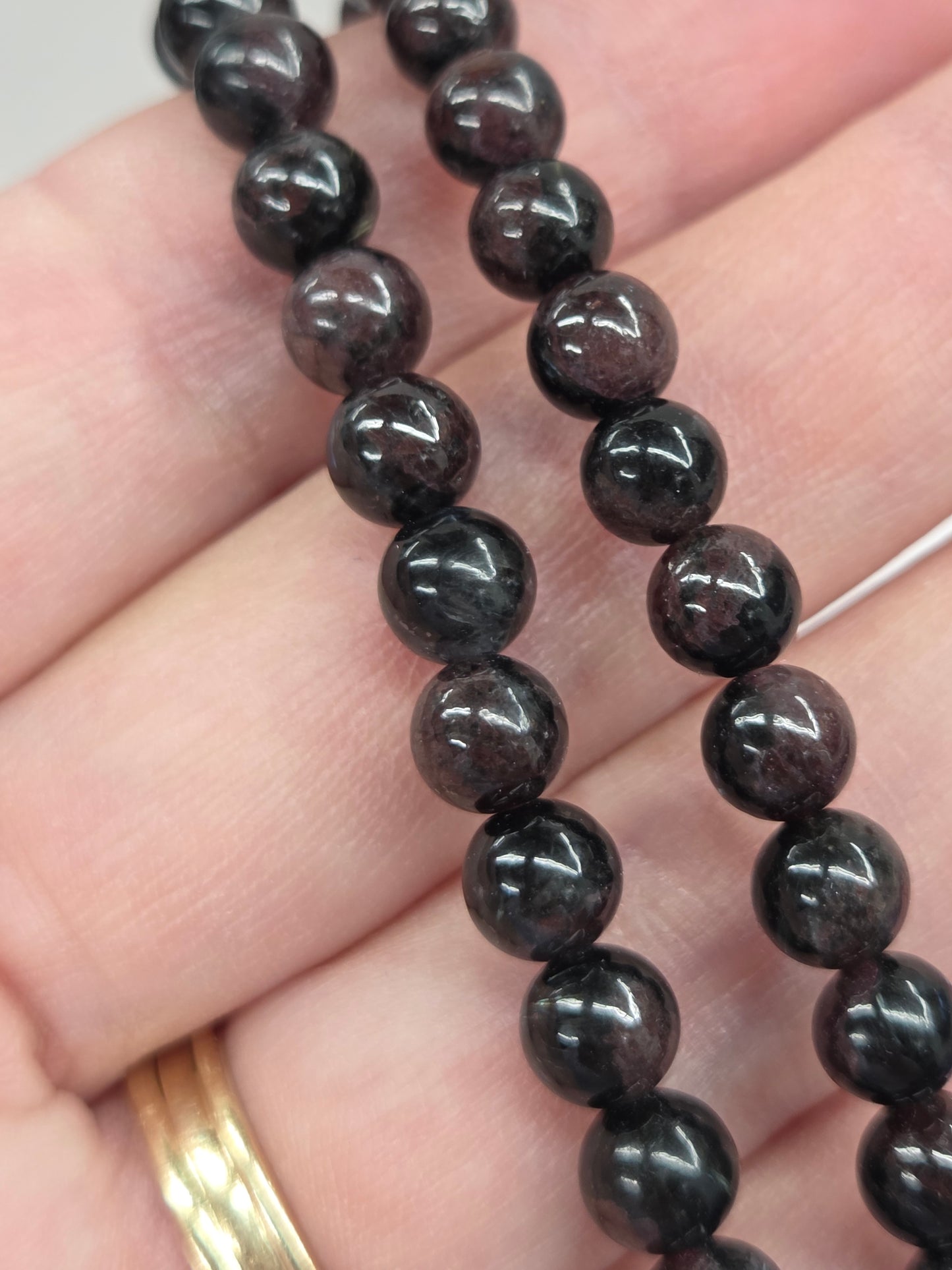 Bracelet - Garnete in Astrophyllite