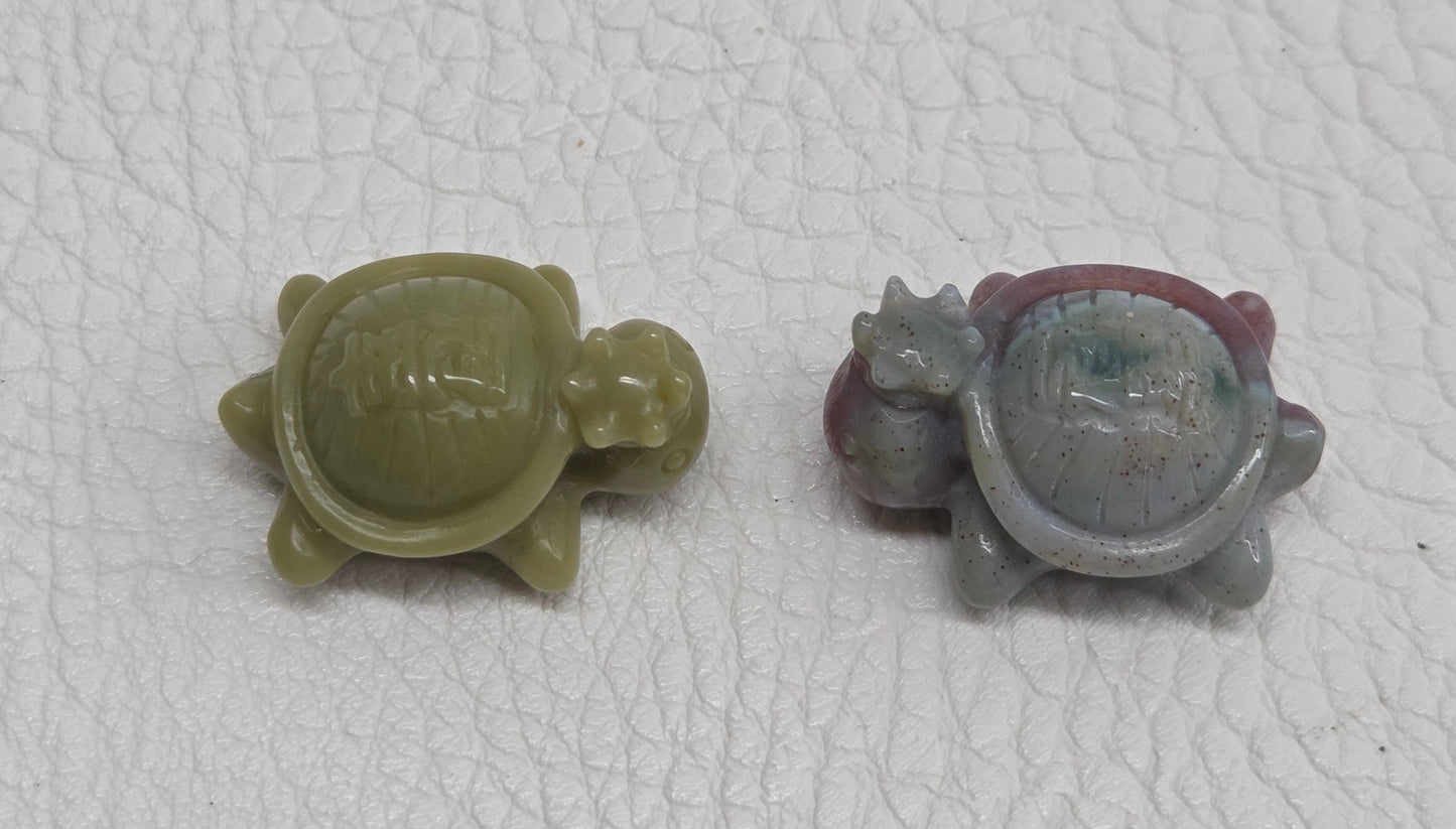 Alashan Agate mini carving - Turtle w/ crown