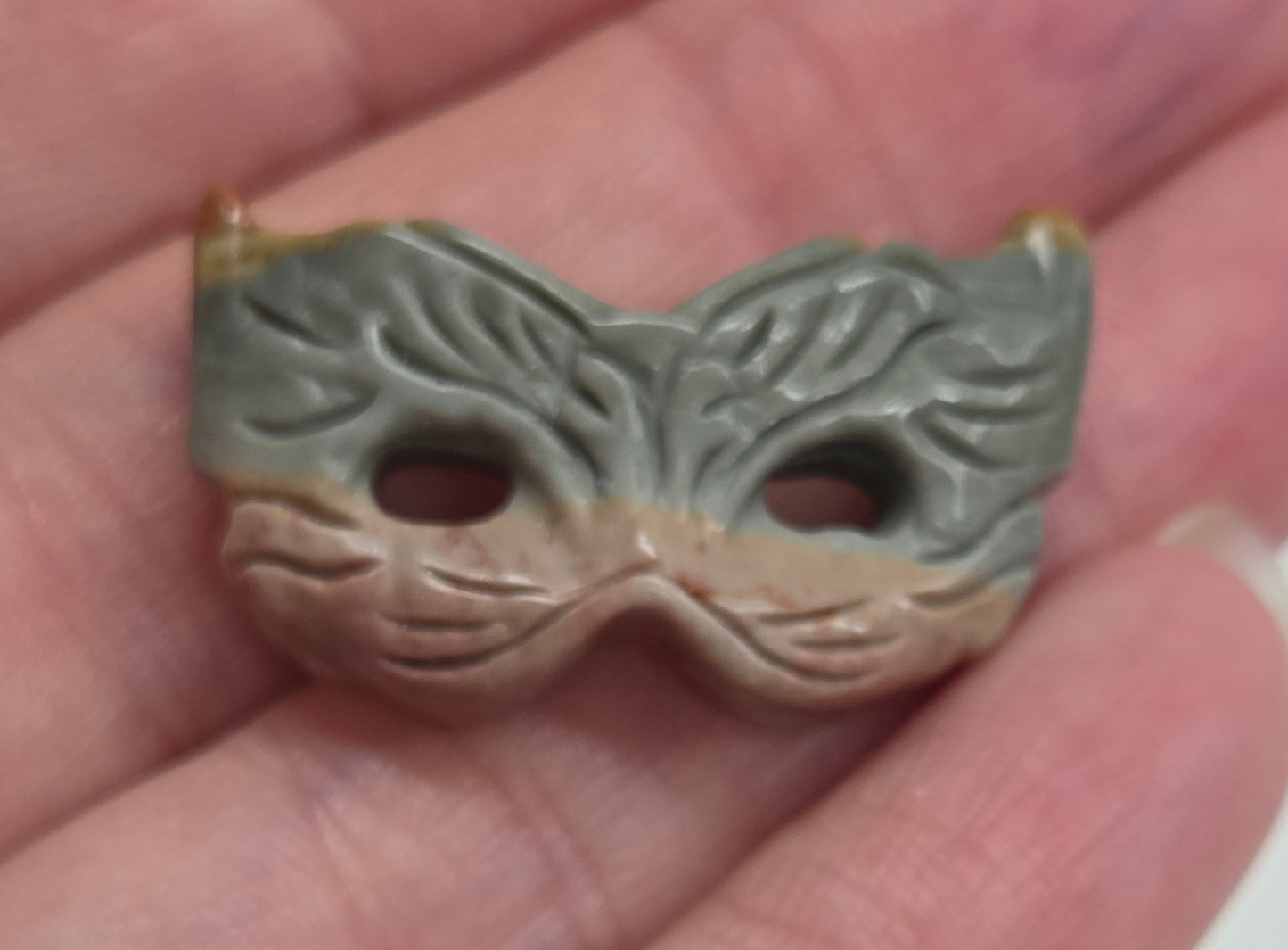 Alashan Agate mini carving - Masquerade mask