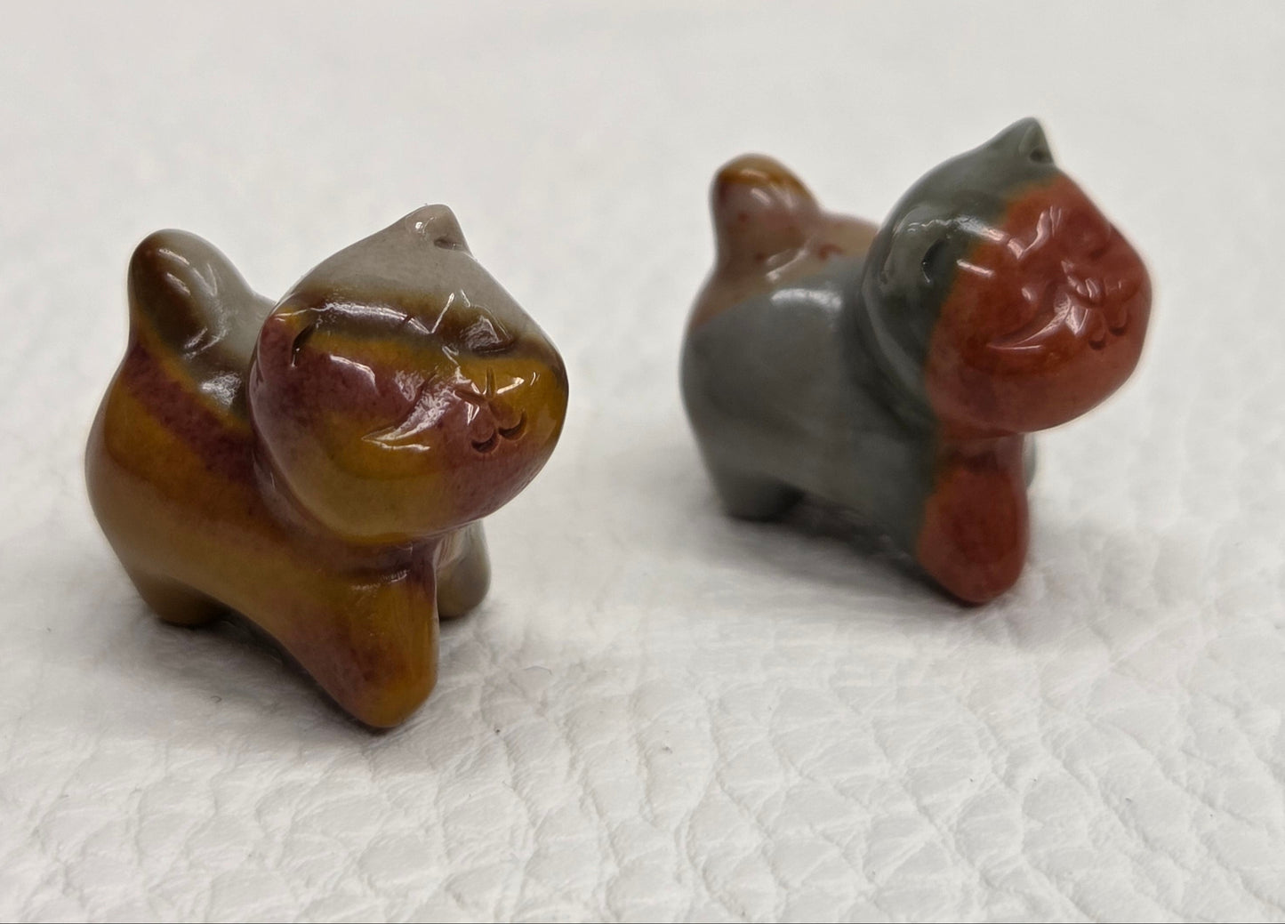 Alashan Agate mini carving - walking kitty/cat