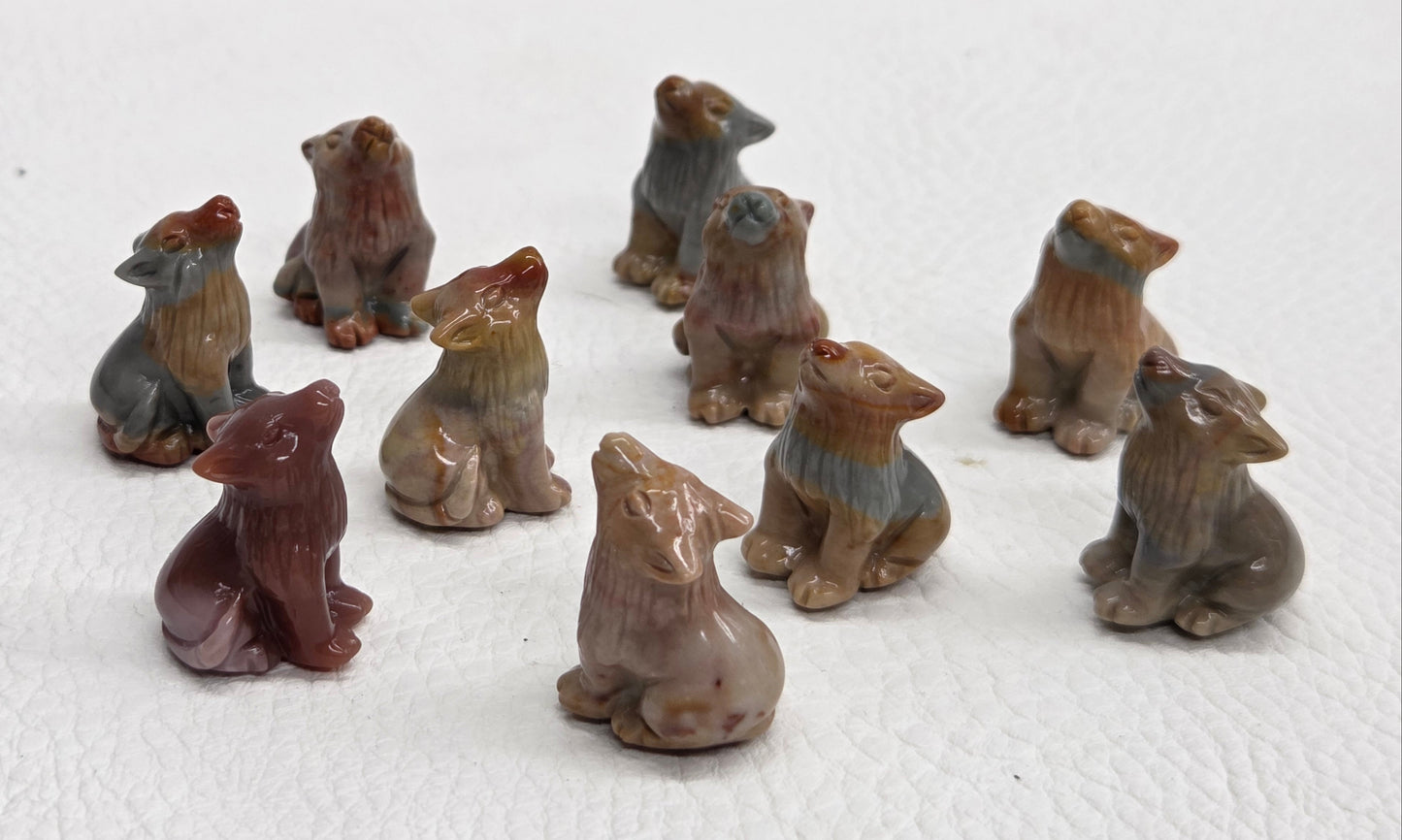 Alashan Agate mini carving - Wolf/wolves