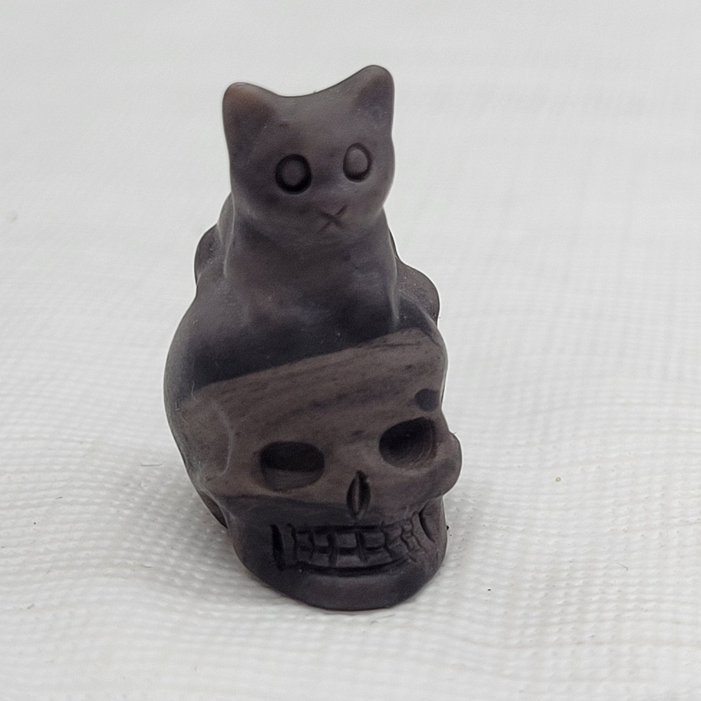 Mini skull w/ cat on top