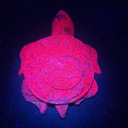 Sea turtle w/ baby - Ruby Kyanite (large)