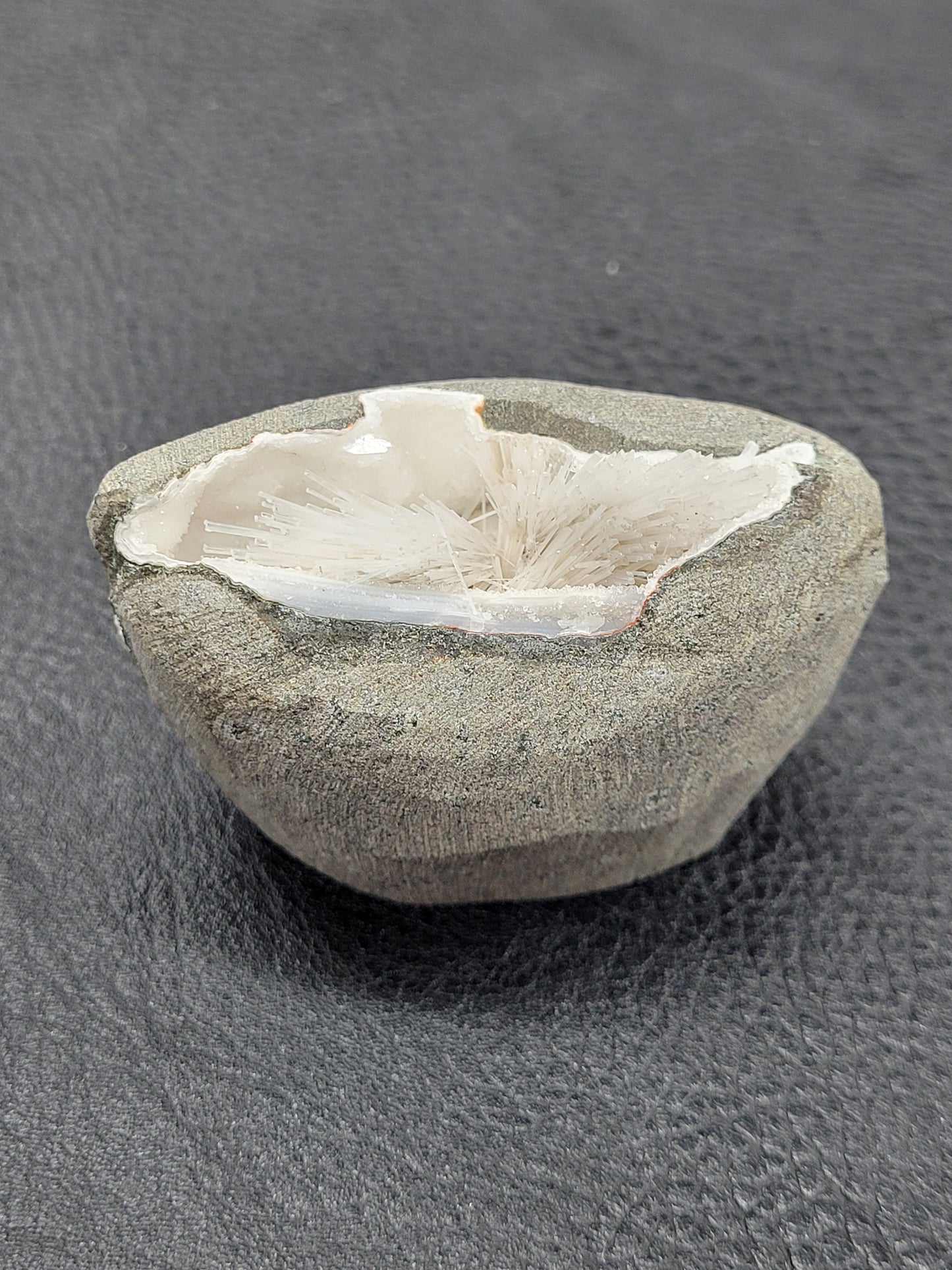 Scolecite geode