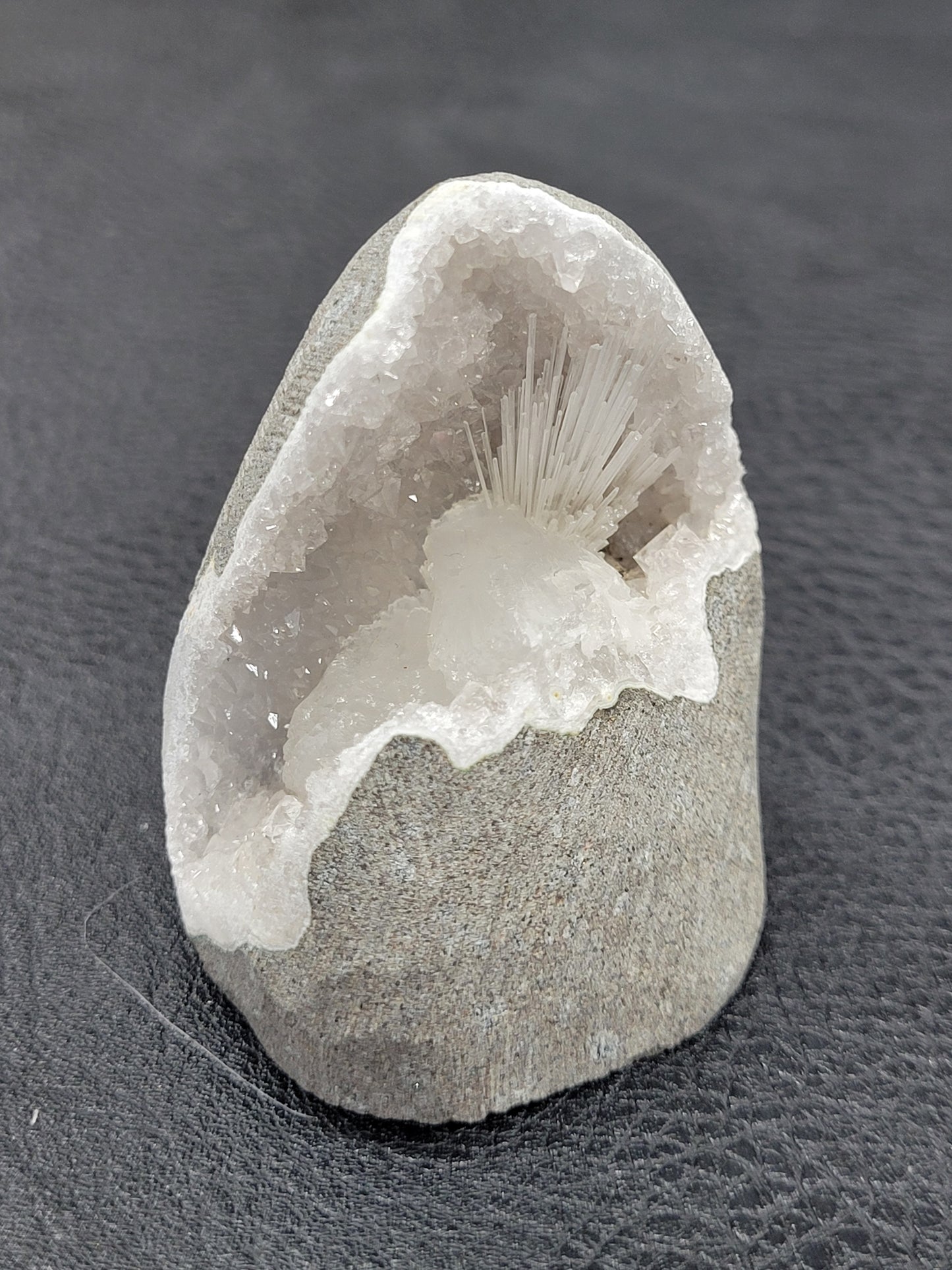 Scolecite geode