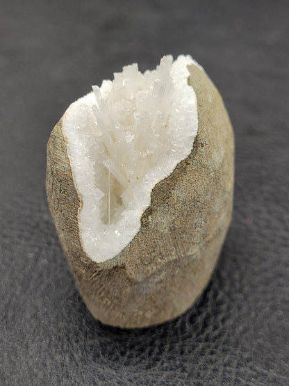 Scolecite geode