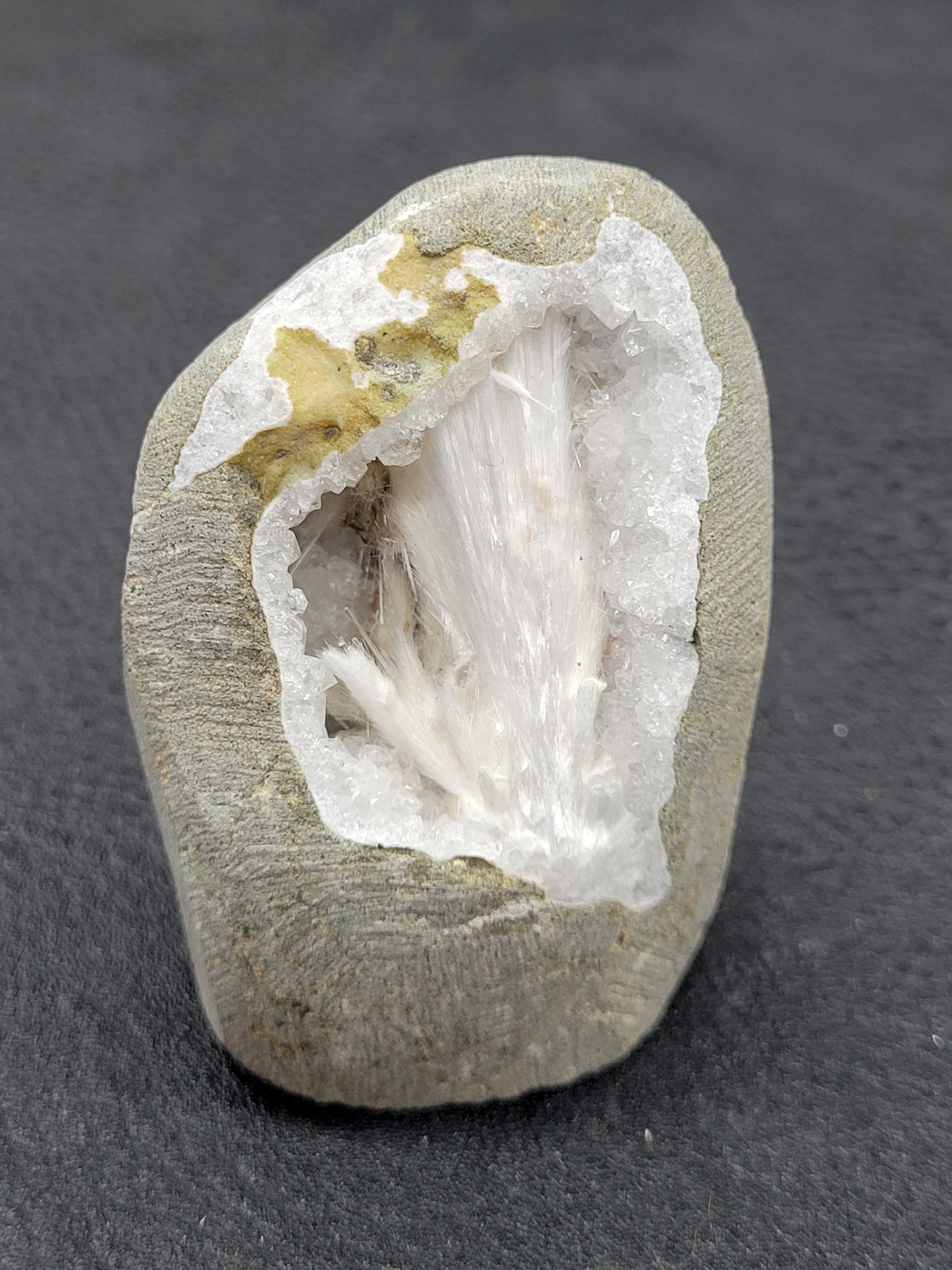 Scolecite geode