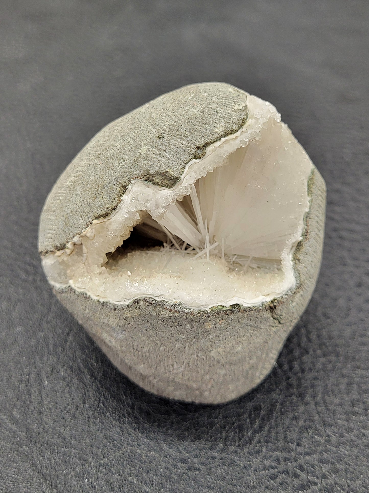 Scolecite geode