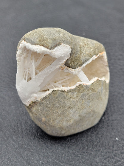 Scolecite geode