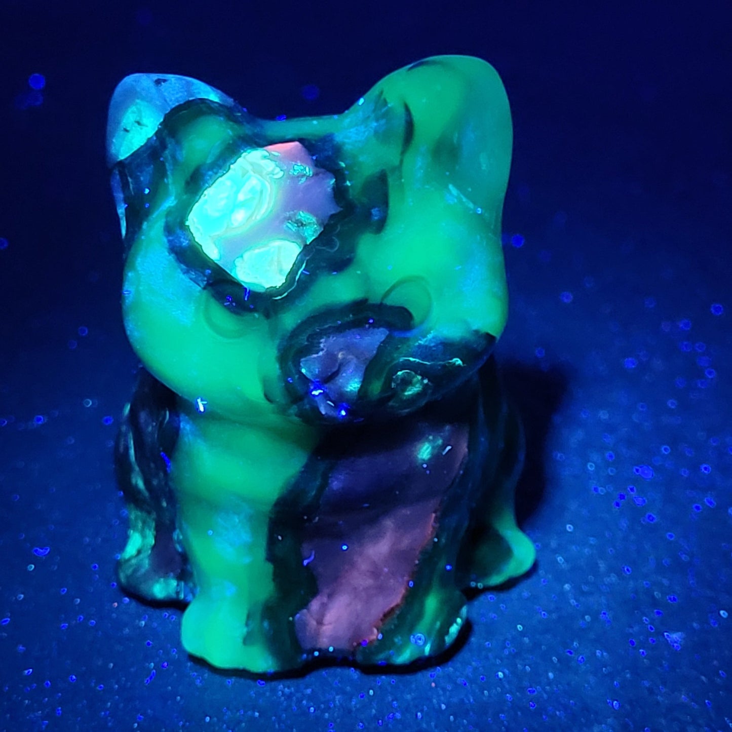 Cute cat/kitty sitting - Volcano Agate