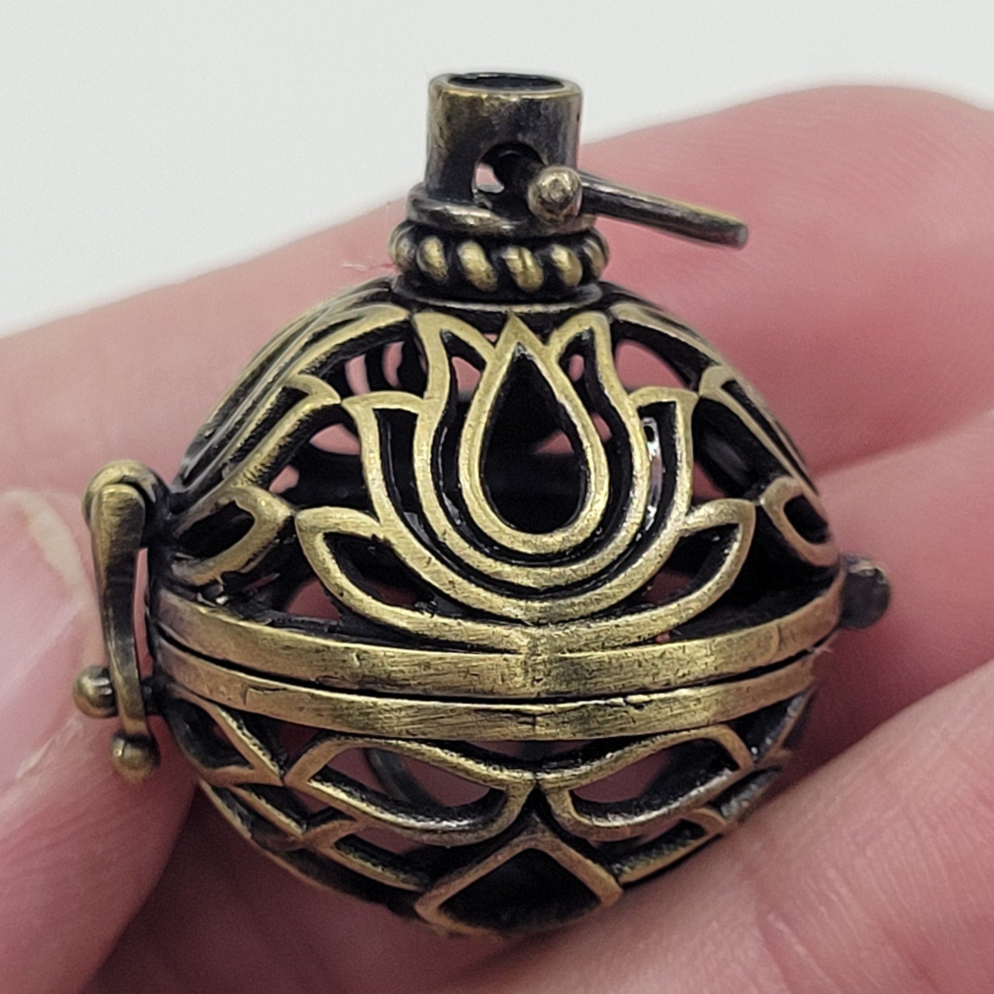 Brass sphere holder pendant