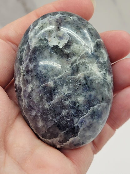 Iolite/Cordierite palm