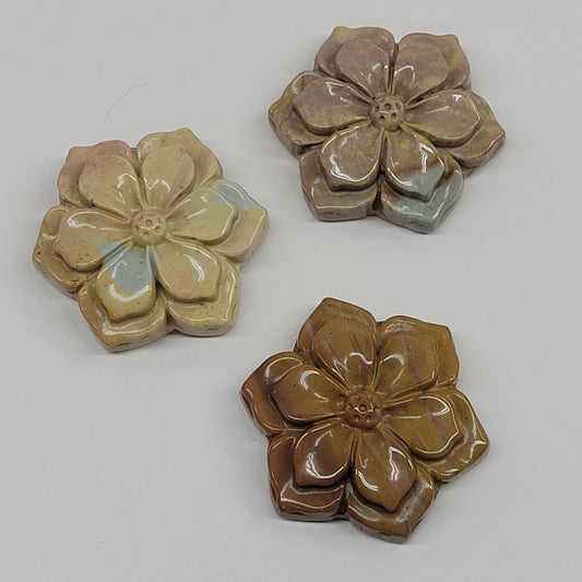Alashan Agate mini carving - Flower