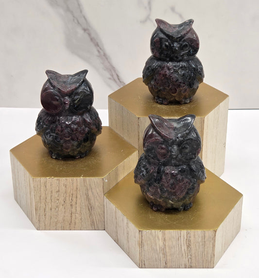 Owl carving large - Garnet