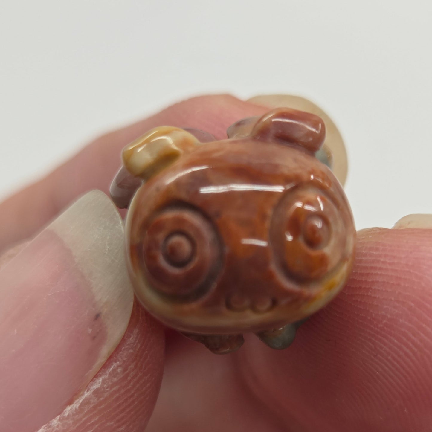 Alashan Agate mini carving - Bumblebee