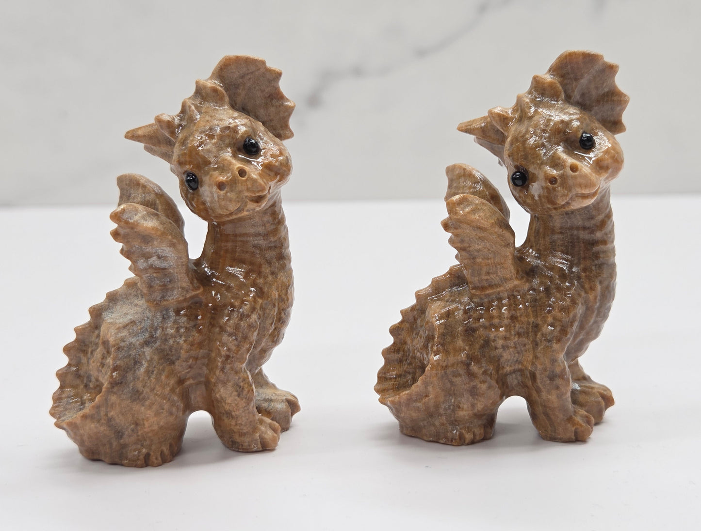 Dragon side sitting carving (M)