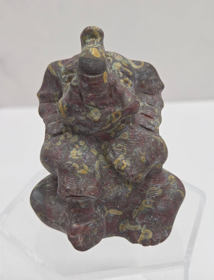 Sitting elephant (L)