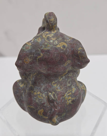 Sitting elephant (L)