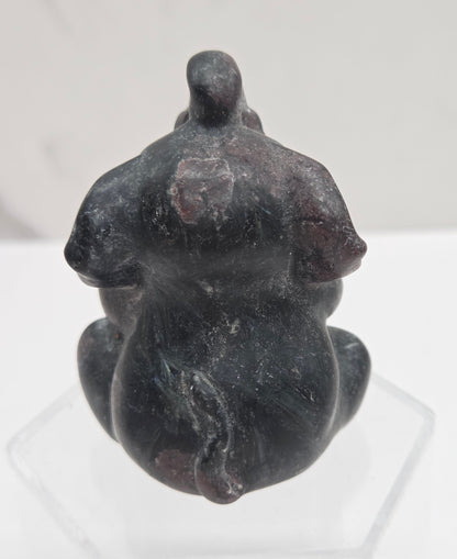 Sitting elephant (L)