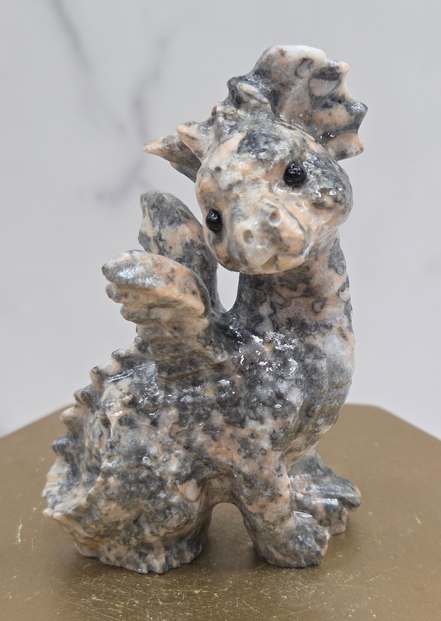 Dragon side sitting carving (M)