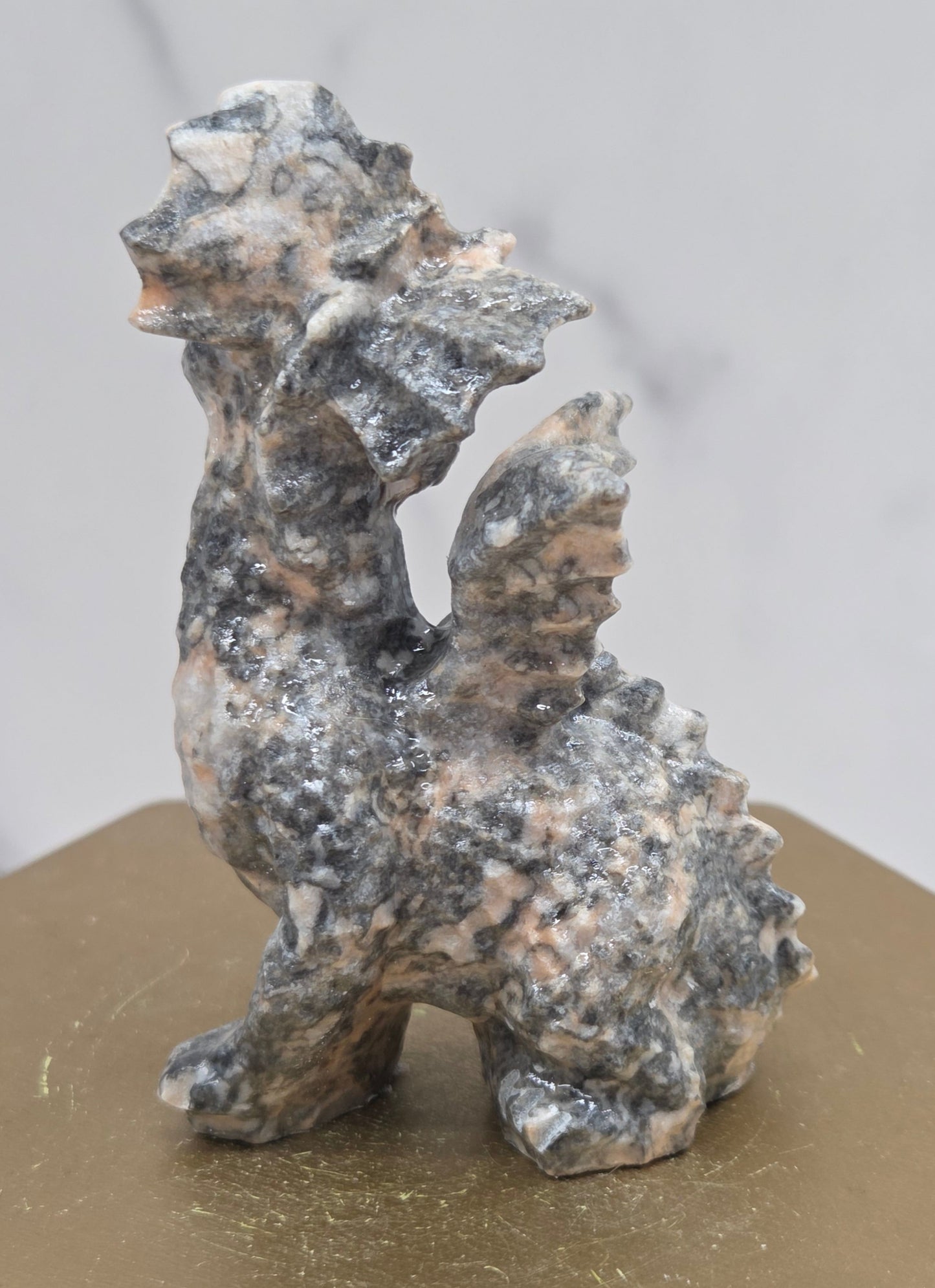 Dragon side sitting carving (M)