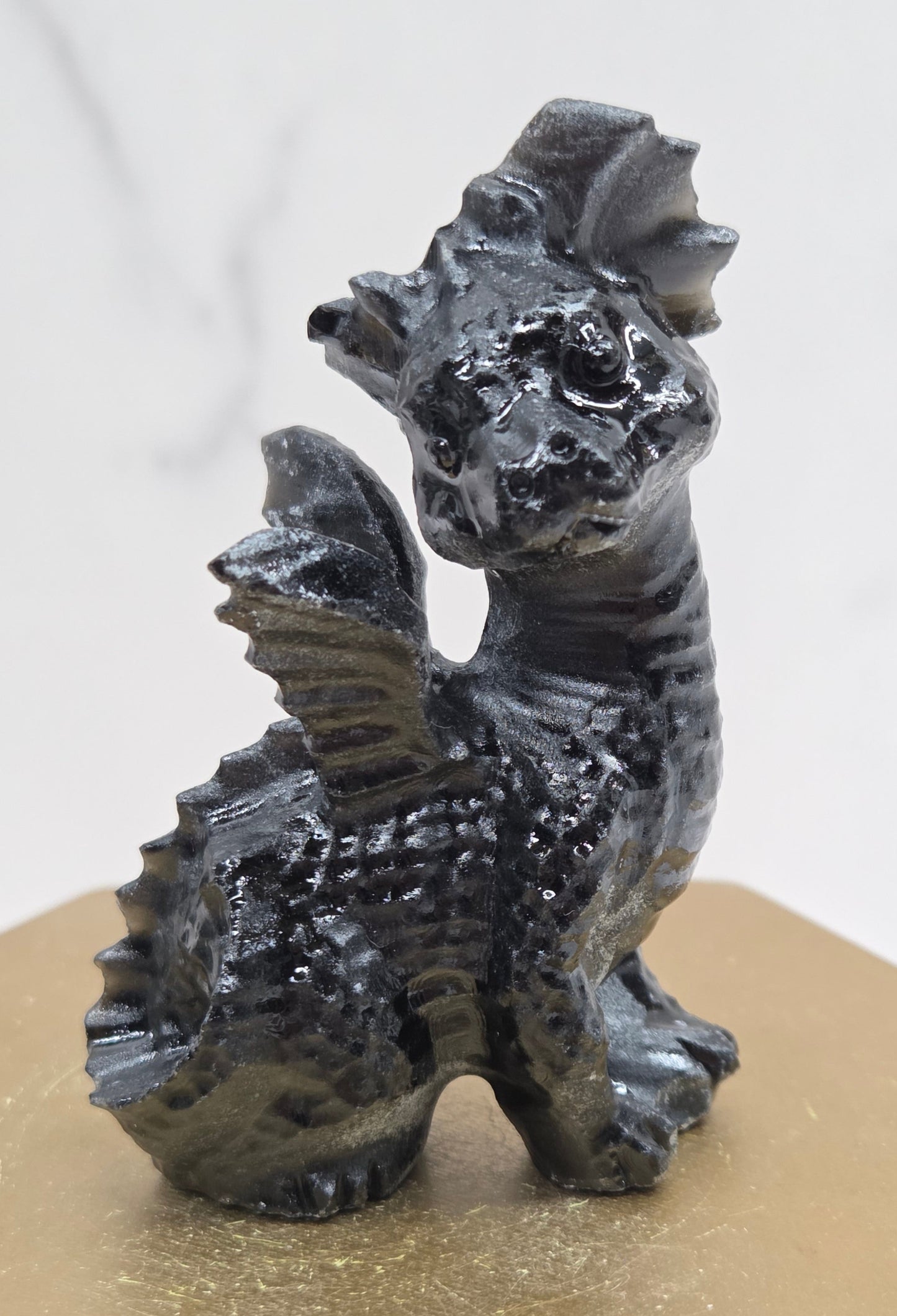 Dragon side sitting carving (M)