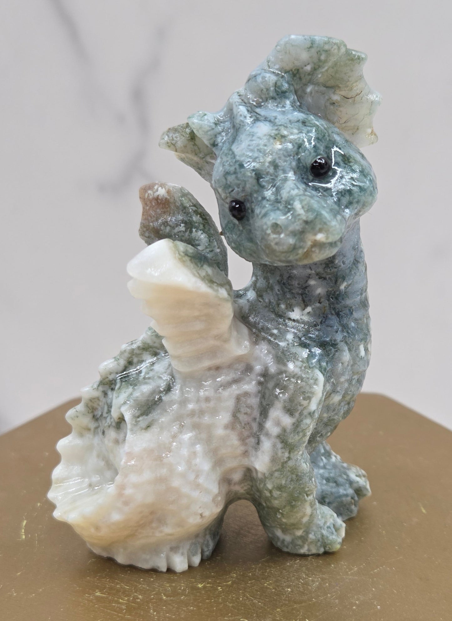Dragon side sitting carving (M)