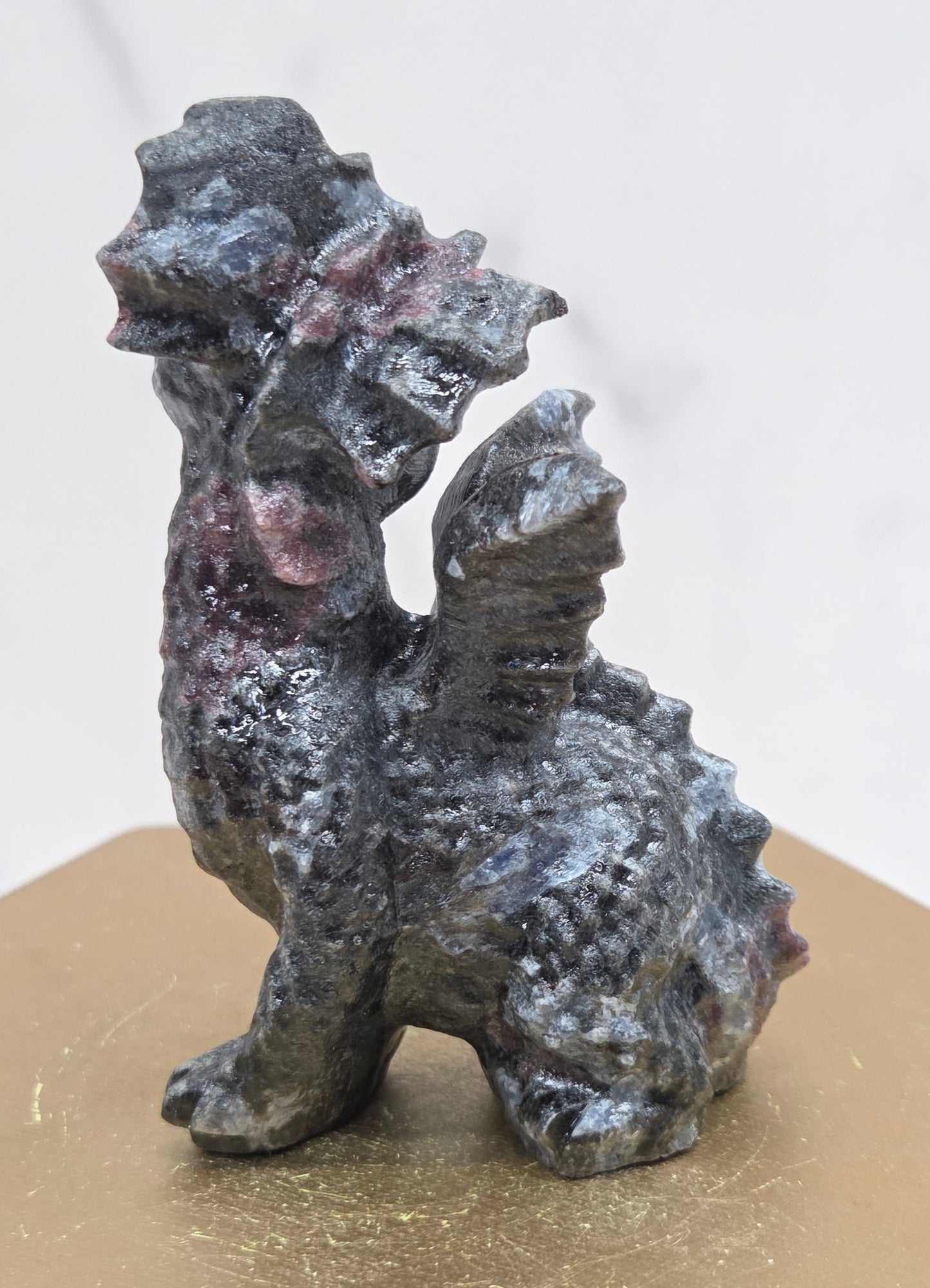 Dragon side sitting carving (M)
