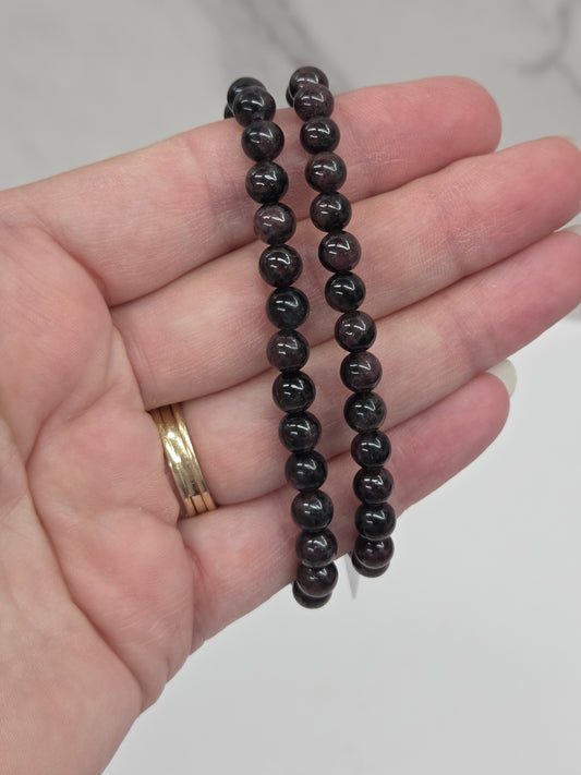 Bracelet - Garnete in Astrophyllite