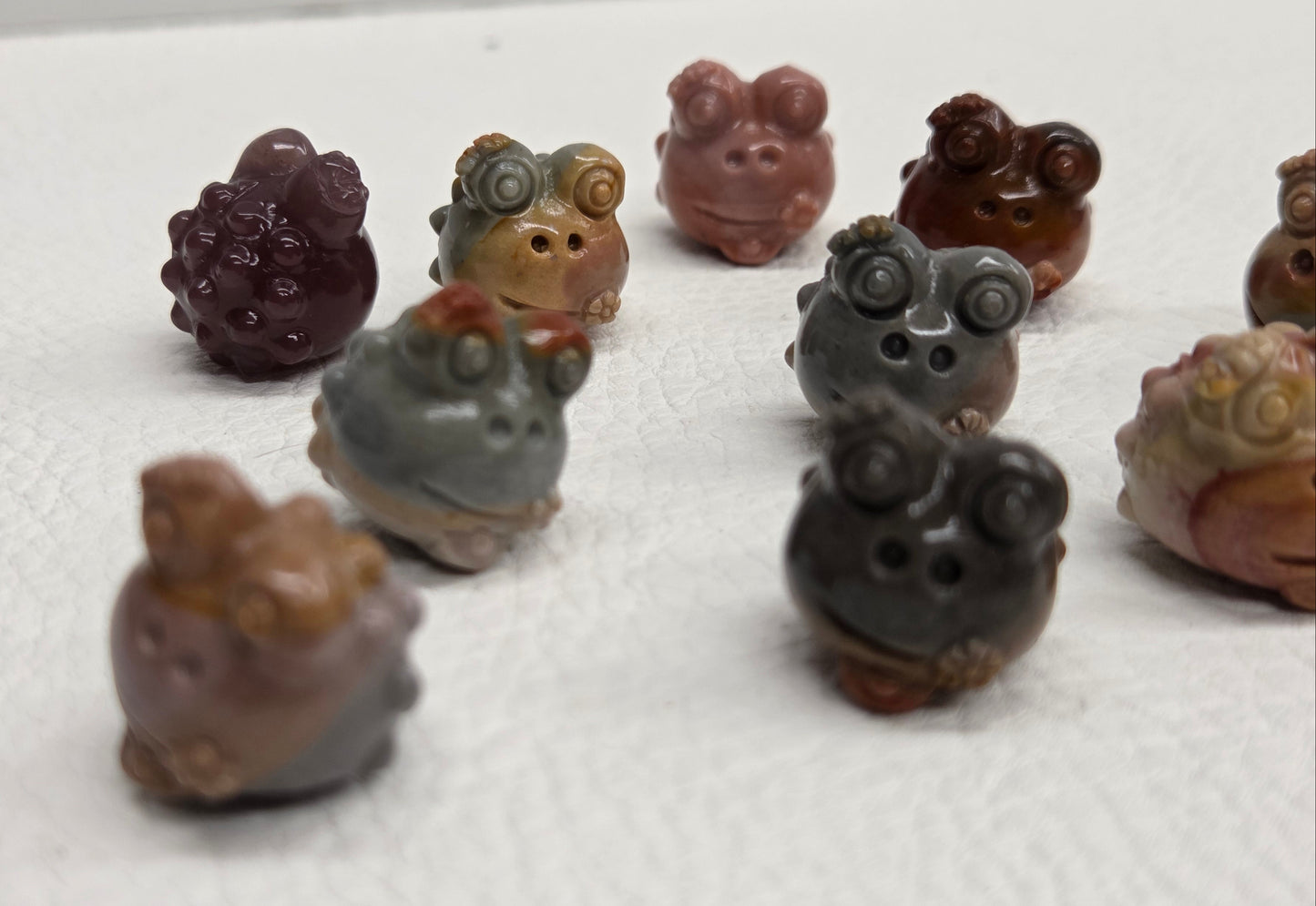 Alashan Agate mini carving - Toad/Frog