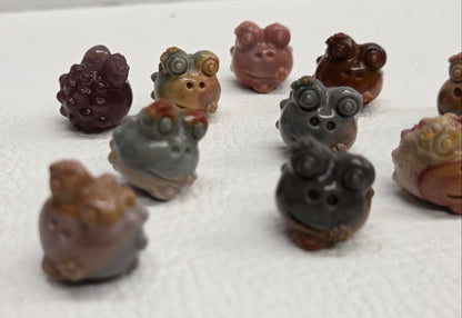 Alashan Agate mini carving - Toad/Frog