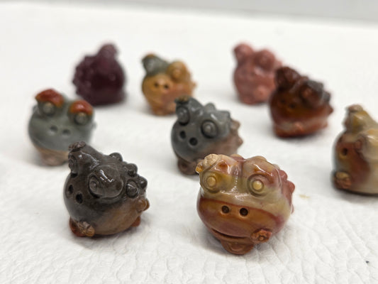 Alashan Agate mini carving - Toad/Frog