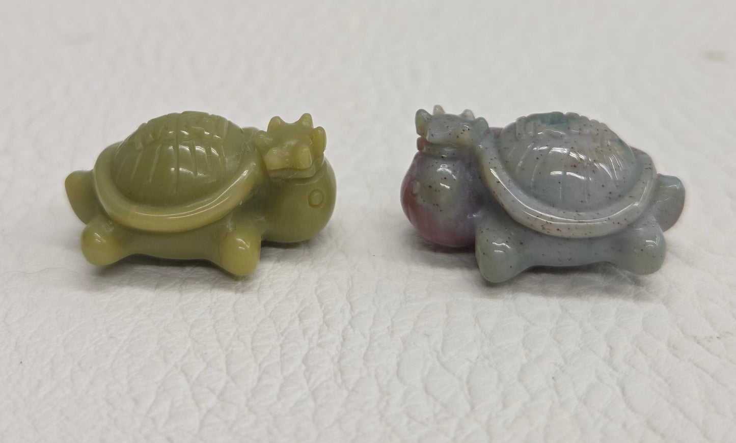 Alashan Agate mini carving - Turtle w/ crown
