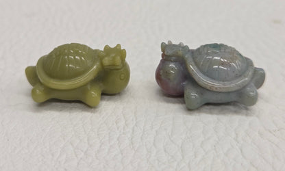Alashan Agate mini carving - Turtle w/ crown